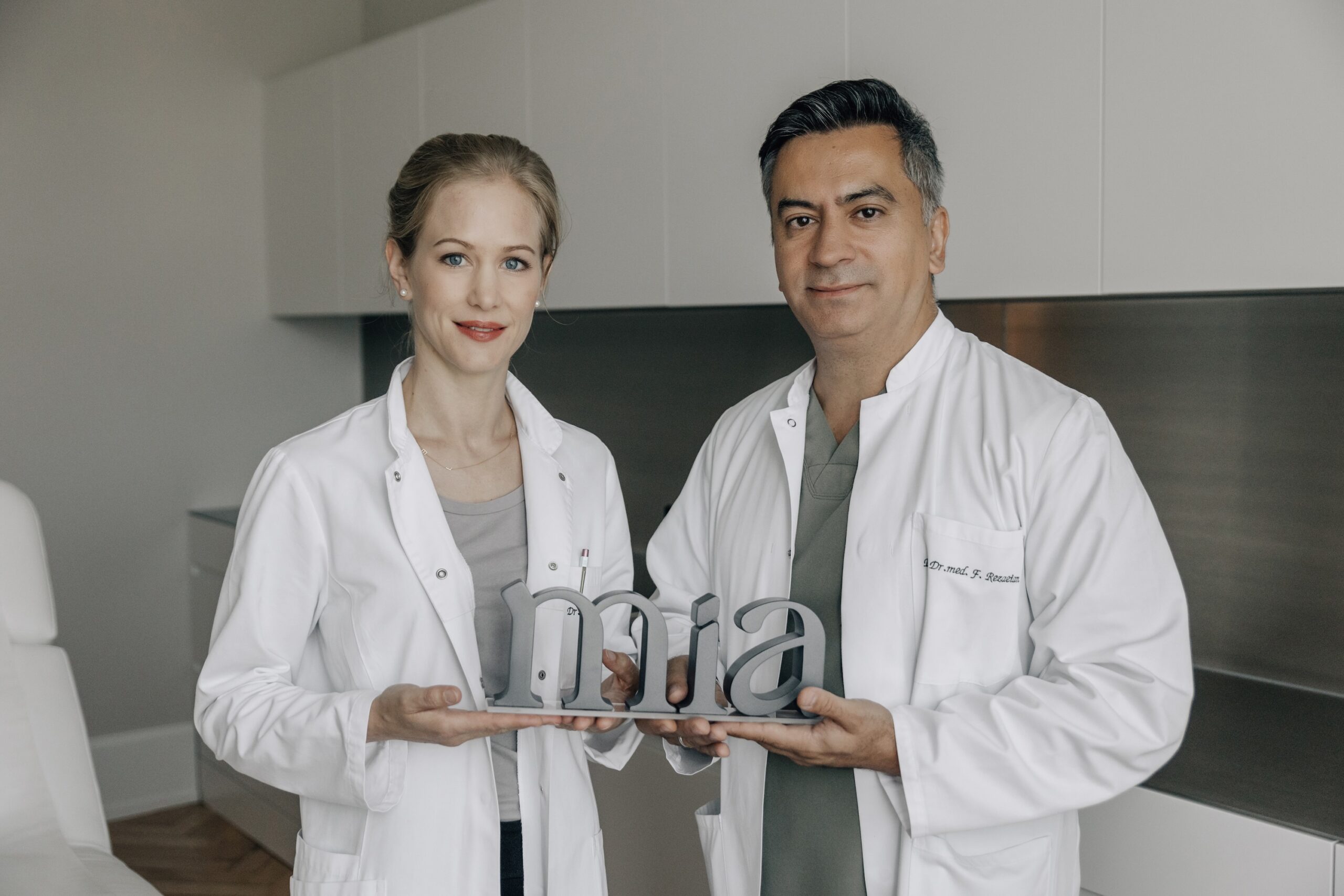 PD Dr. med. Farid Rezaeian und Dr. med Martina Schneider - Plastische Chirurg:innen der BRST Mia Clinic Zürich