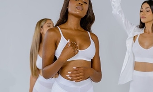 Image-2 Drei Frauen in weisser Unterwäsche stehen selbstbewusst nebeneinander - Brustvergrösserung an der BRST Mia Clinic Zürich