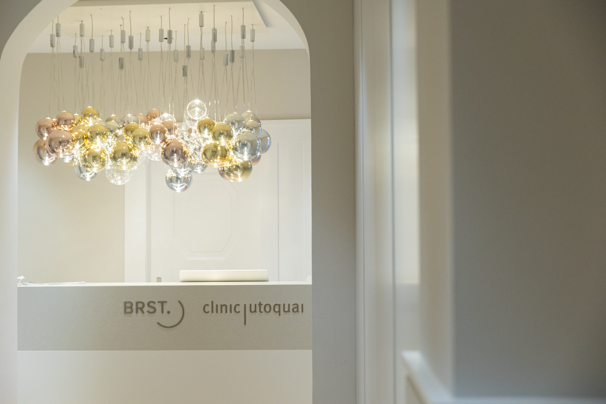 Empfangsbereich der BRST Mia Clinic und clinic utoquai mit eleganter Designerleuchte