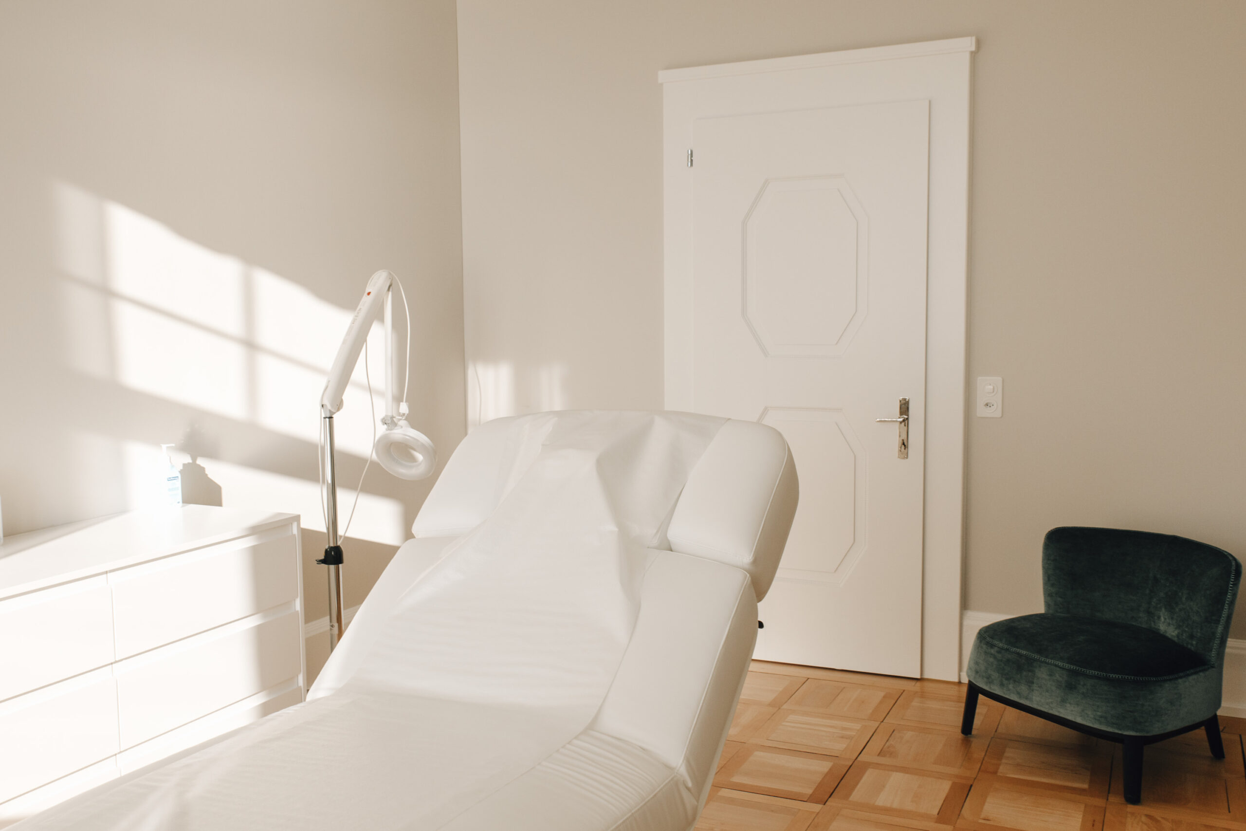 eller Behandlungsraum mit Tageslicht und Parkettboden - BRST Mia Clinic und clinic utoquai in Zürich