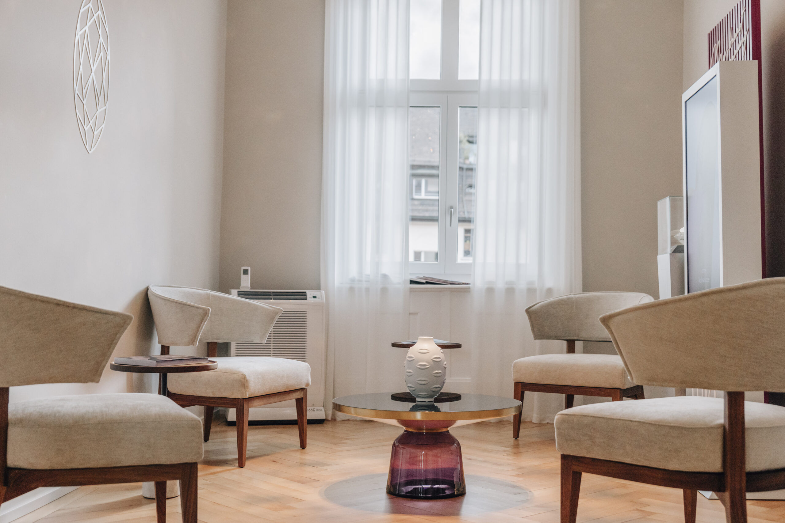 Eleganter Wartebereich mit Designermöbeln und Tageslicht - BRST Mia Clinic Zürich