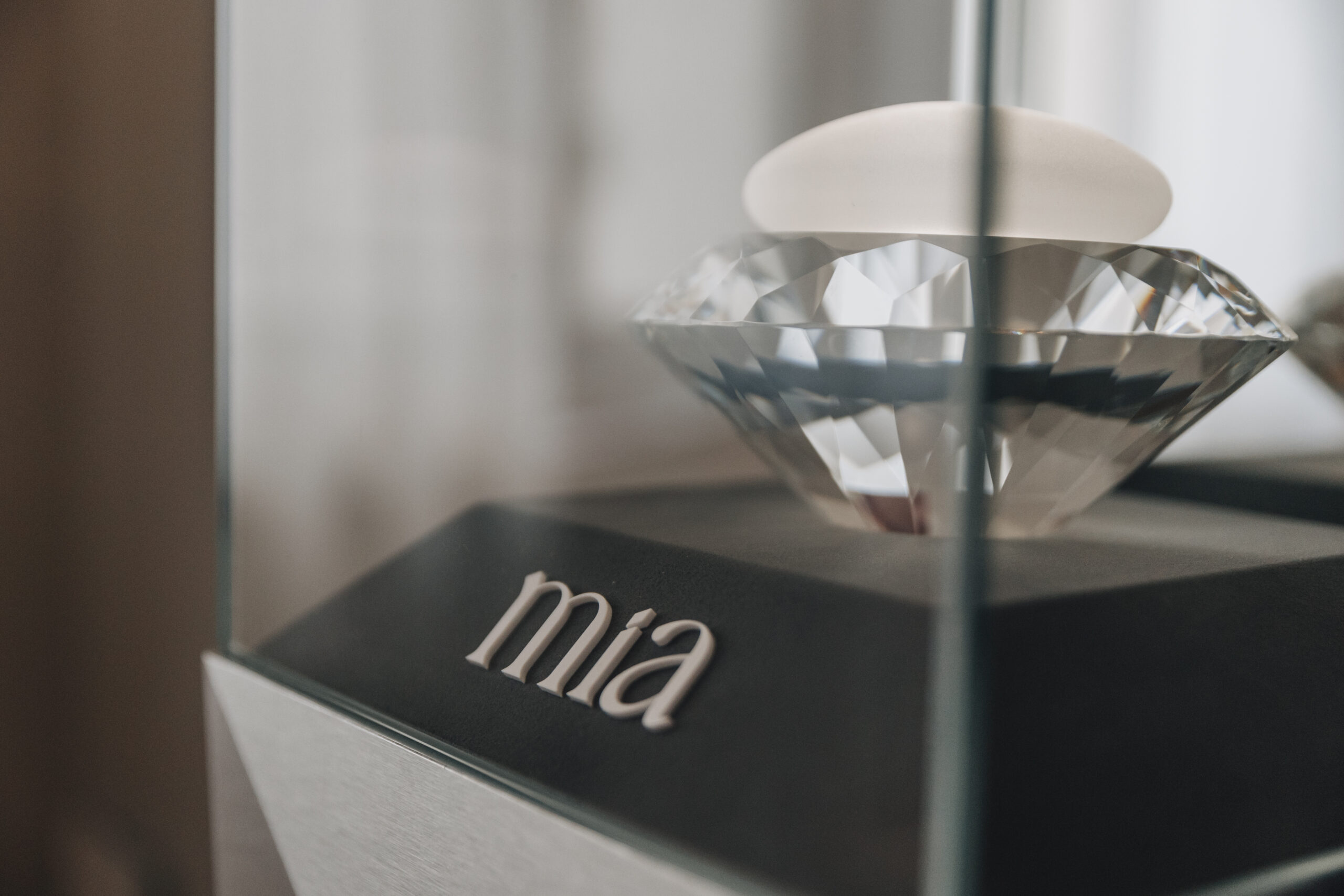 Mia® Implantat-Showcase mit Kristall - schonende Brustvergrösserung an der BRST Mia Clinic Zürich