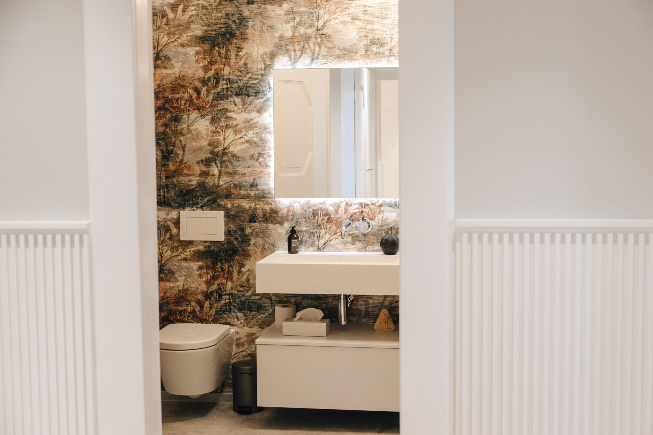 Gäste-WC mit kunstvoller Tapete und Designer-Waschtisch - BRST Mia Clinic Zürich