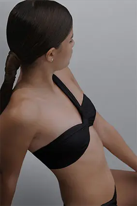 mia-vorher-1 Oberkörper junger Frau in schwarzem Bikini symbolisiert Brustvergrösserung mit natürlichem Ergebnis