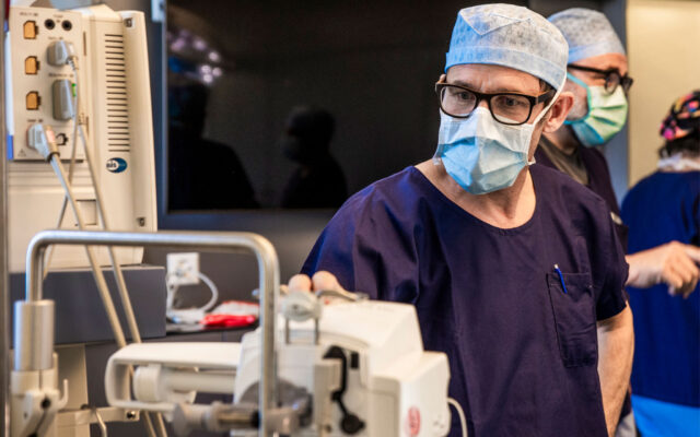 Anästhesist symbolisiert Narkose bei Brustvergrösserung