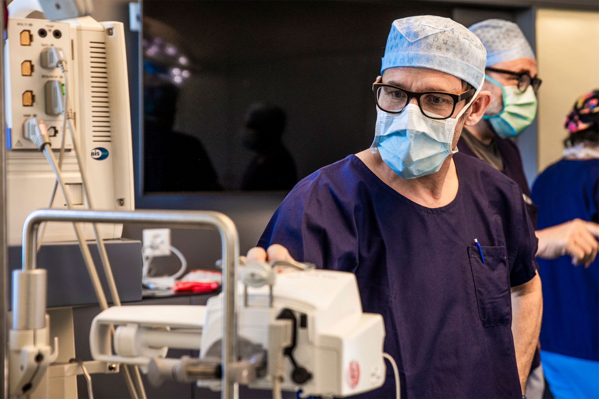 Anästhesist symbolisiert Narkose bei Brustvergrösserung